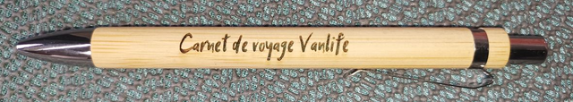 Stylo en bambou gravé avec message personnalisable