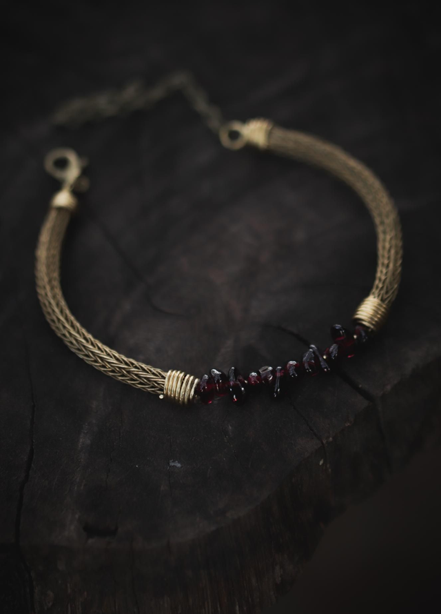 ✧ Viking Knit ✧ Bracelet tissé grenat