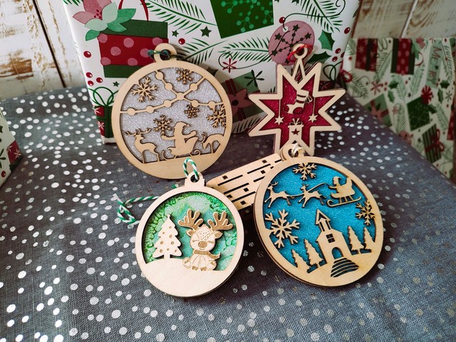 Coffret 4 Boules de Noël en bois – fond pailleté – assemblées à la main