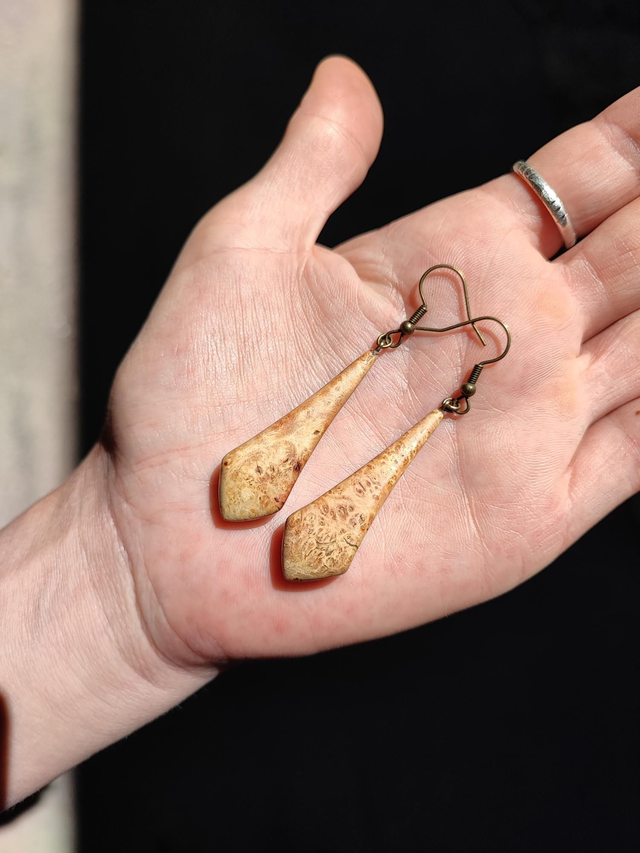 Boucles d'Oreilles en Bois de Loupe d'Érable et Laiton vieilli 