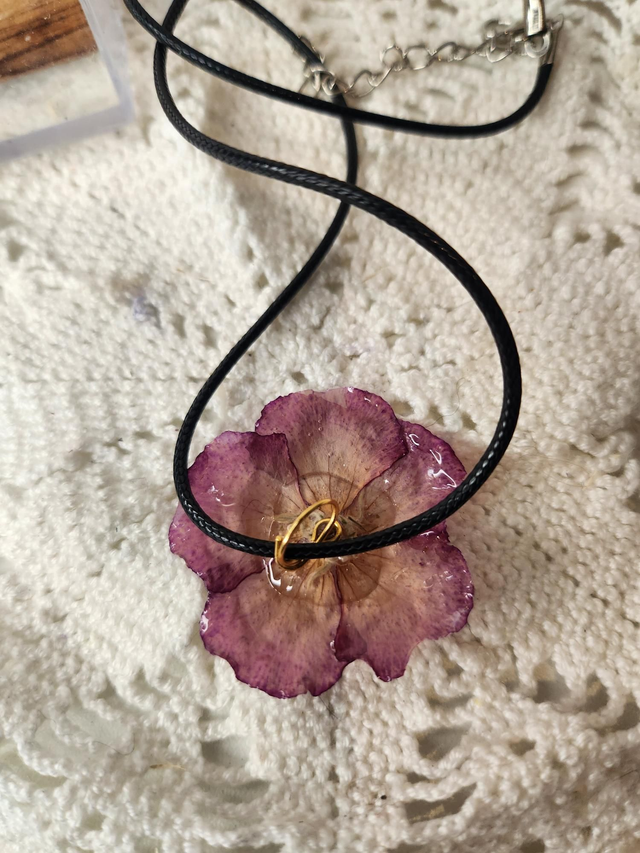 Collier coquelourde séchée résine