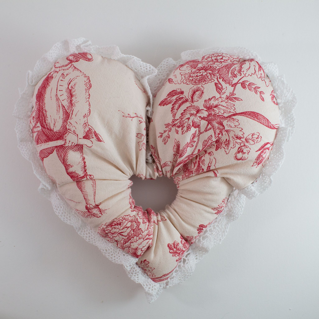 Scrunchy cœur XXL – Motif Jouy rouge et dentelle