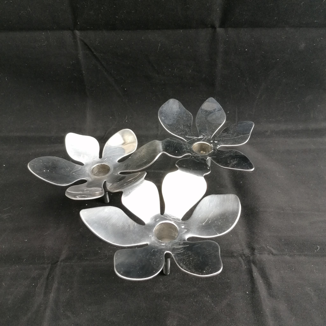 IKEA | 'Daisy' Edelstalen zilverkleurige 3 arms kandelaar (diameter 25,5 | hoogte 9,5 cm)  Ontwerp Monika Mulder | Vintage - Onvolkomenheid