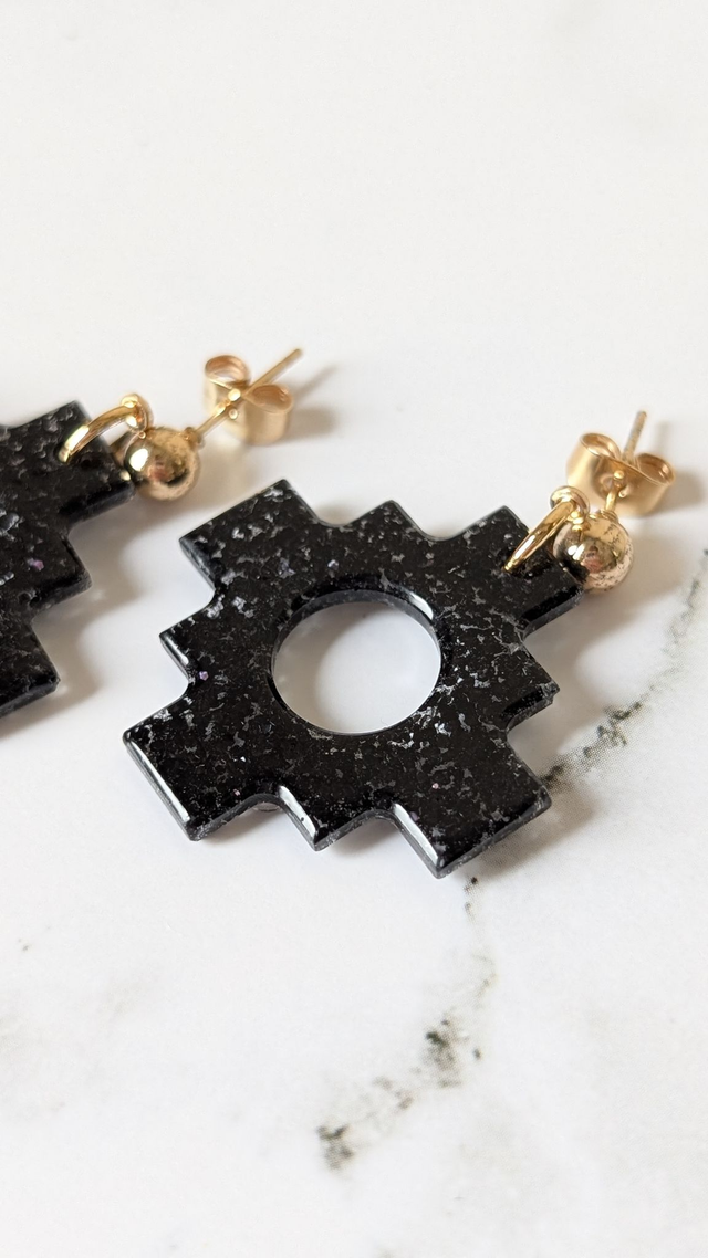 Boucles d&#039;oreilles noires pailletées en résine