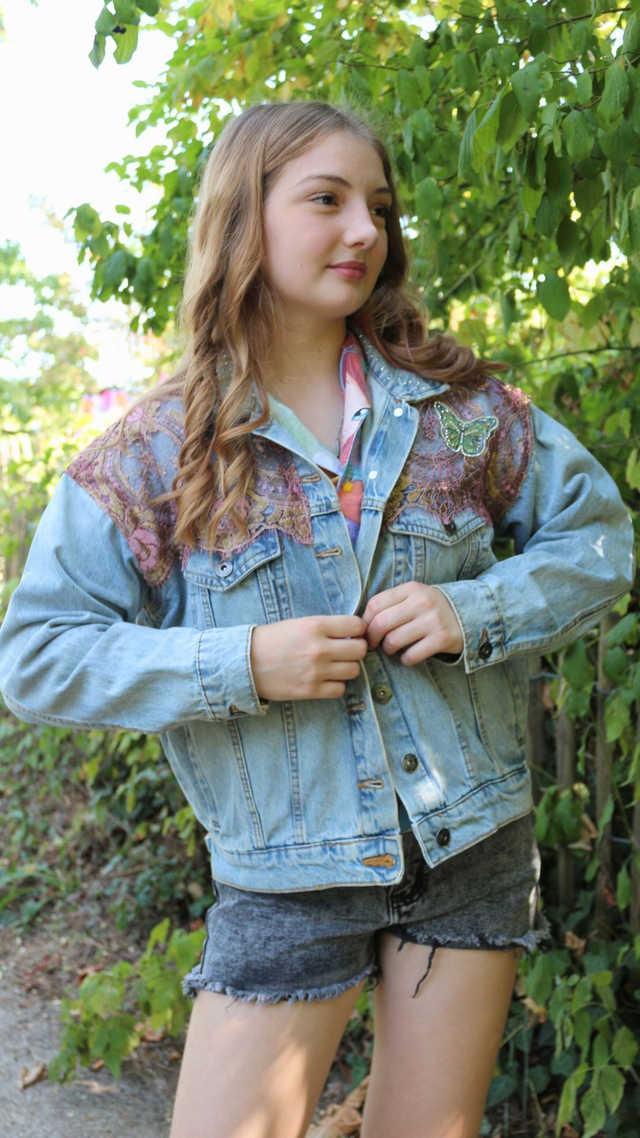 🌸 Veste en jean upcyclée – Thème Flora Bloomix (Winx Club) - S/M 🌸