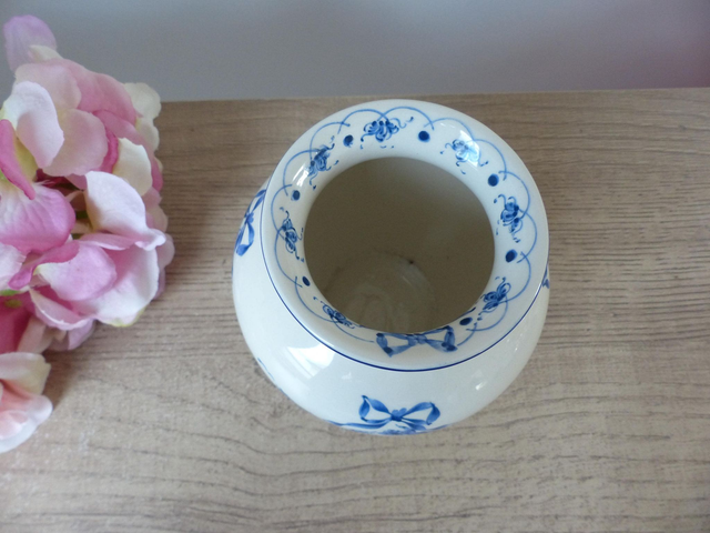 Petit vase boule shabby chic décoré de fleurs bleues, Vase en faïence blanche SIA décor floral délicat, Décoration charme romantique vintage