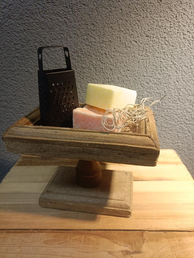 Tafeltje met rasp en 2 amberblokjes