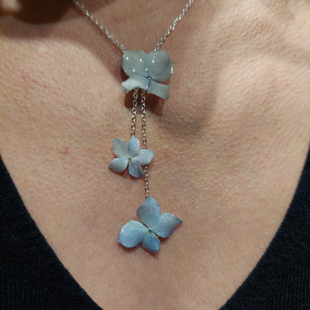 Collier Hortensias Argenté – Bijou floral fait main en résine brillante