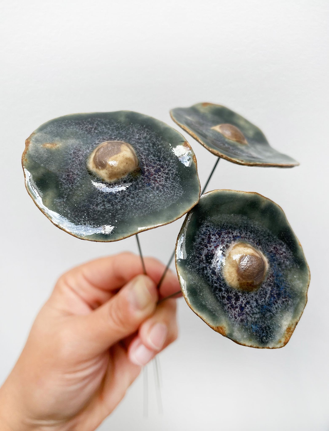 Coquelicots émail vert bleu et effet violet  - Dessous engobe bronze (lot de 3)