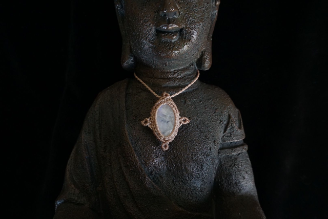 Mondstein Schutzamulett - Verbinde dich mit deinem Zyklus