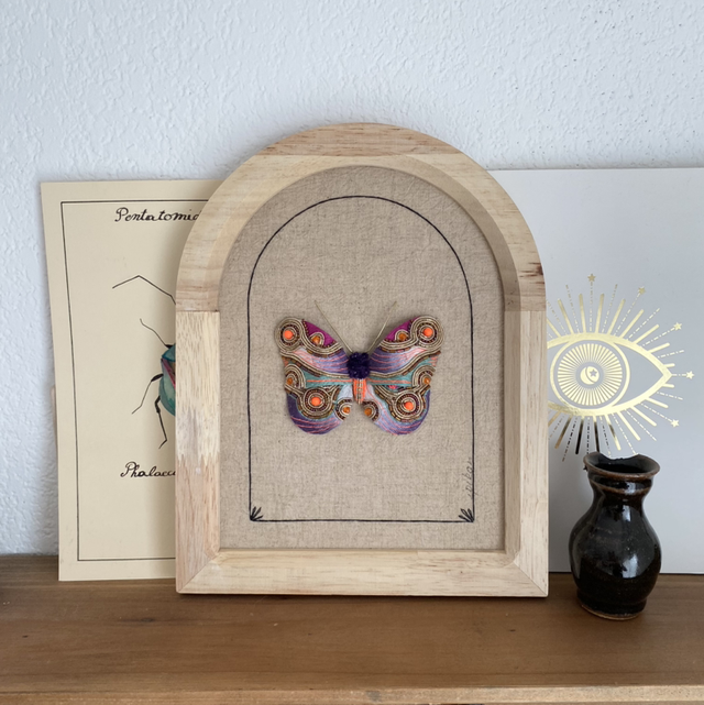 Cadre arche papillon brodé violet