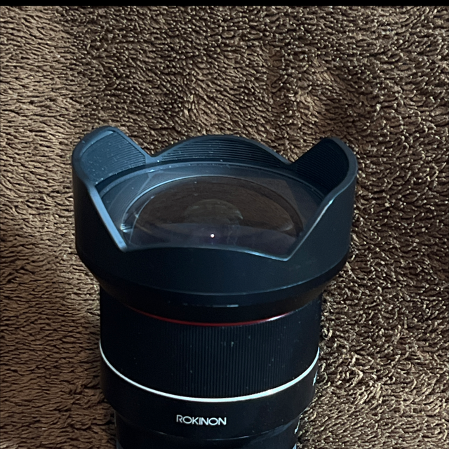 Lente Samyang 14mm F2.8 foco automático Sony - Usada