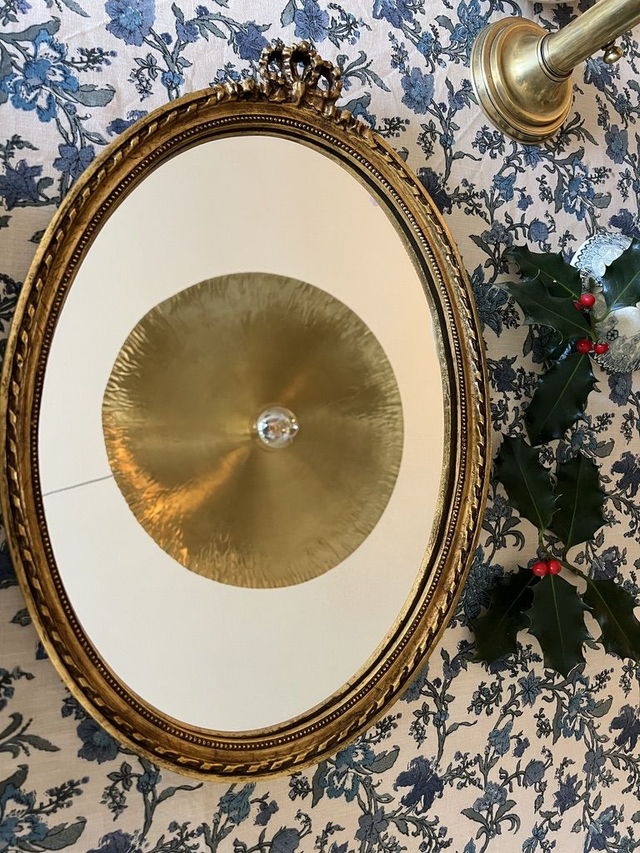 FANTINE - Miroir ovale à fronton en bois doré