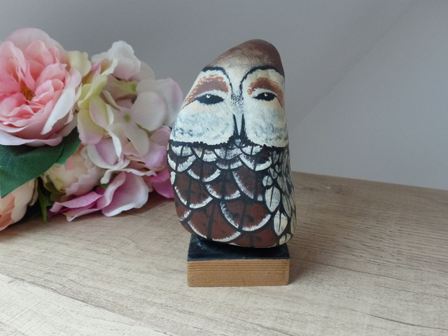 Galet chouette peint à la main sur socle en bois, Presse papier hibou, Galet souvenir vacances, Décoration bureau, maison bord de mer Rhône