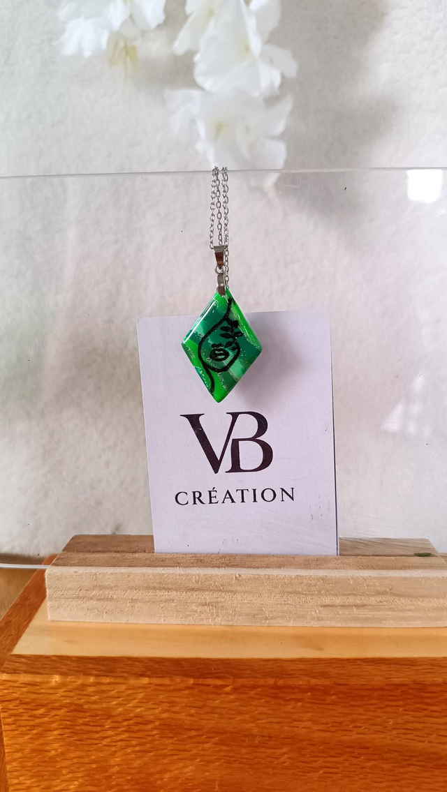 Collier pendentif losange vert visage