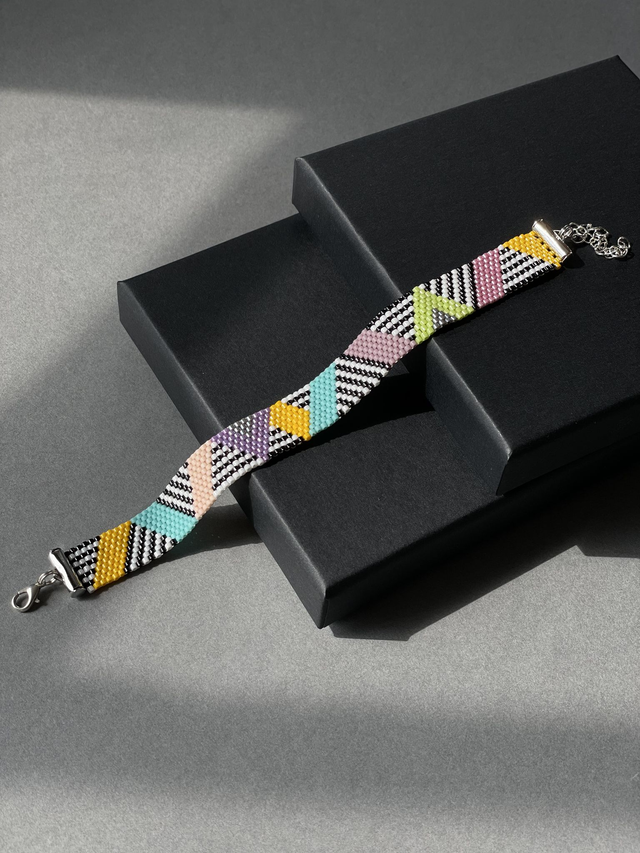 Beaded geometric zig zag bracelet