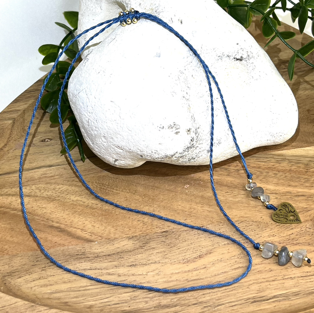 Blaue Malramee Kette mit Mondstein und Herzanhänger