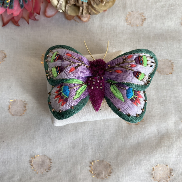 Broche brodée papillon vert mauve
