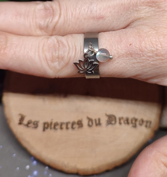 Bague réglable argentée fleur de lotus et labradorite 