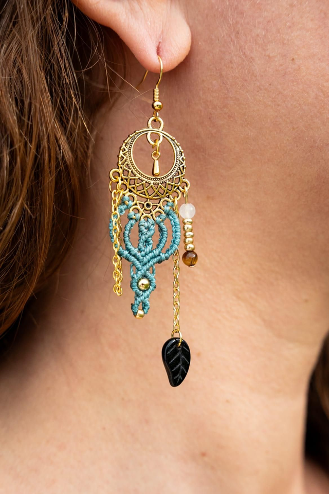 Boucles d&#039;oreilles en micro-macramé bleu et chaînes dorées 