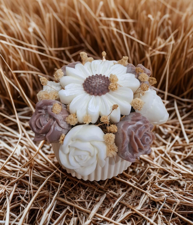 Bouquet de bougies fondantes. Senteurs vanille/praliné. Contenant fait main.