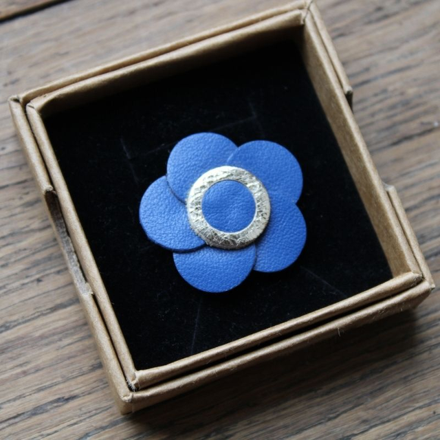 Broche inspiration coquelicot, cuir bleu et doré 