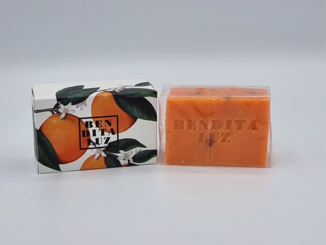 Savon à l'orange, à l'olivier et aux pétales de fleur d'oranger