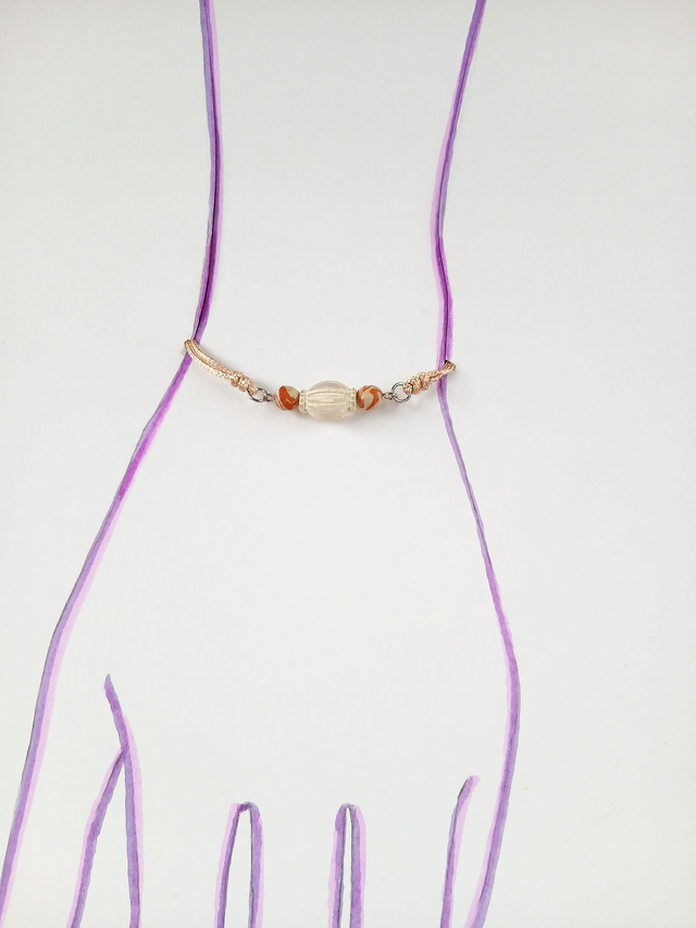 Bracelet upcyclé - Pièce unique - Lacet beige et perle translucide striée de blanc