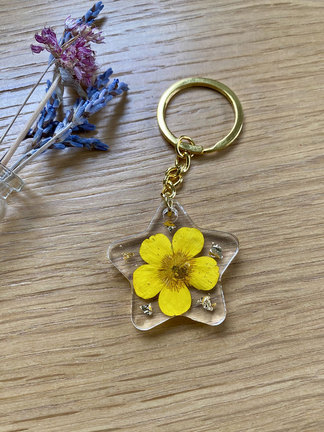 Porte clé étoile - bouton d'or