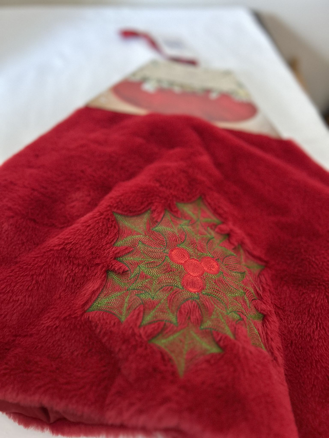 S021  Christmas tree skirt