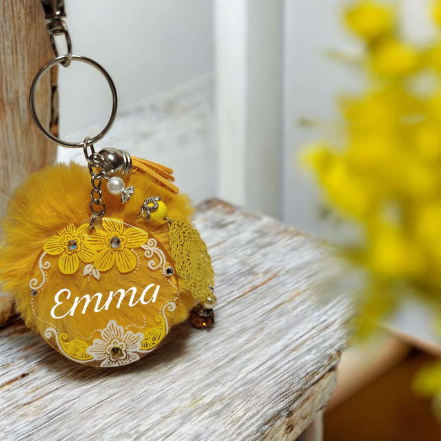 Bijou de sac prénom personnalisé dessiné à la main jaune 