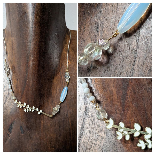 Collier en pierre de lune et perles en verre et feuille blanche et or , ras du cou monté sur fil de lin réglable avec chaîne d'extension en acier inoxydable doré, pièce unique 