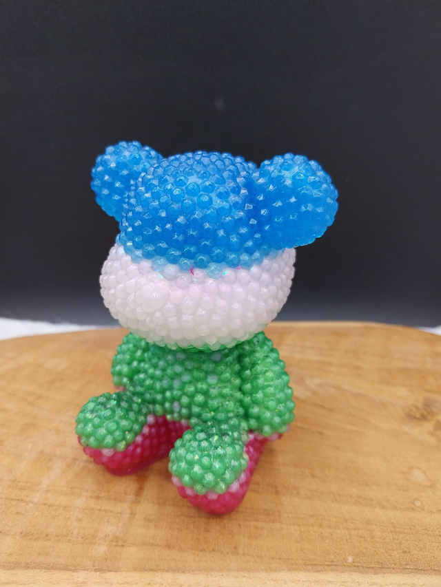 Ourson assis effet granuleux