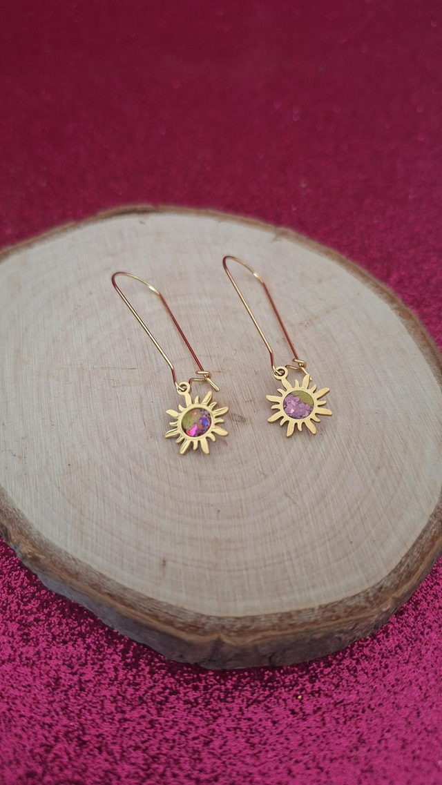 Boucles d&#039;oreilles dorées soleil jaune et paillettes roses