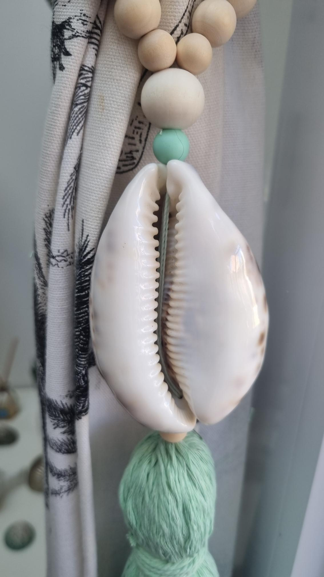 Embrasse coquillage tigris pompon vert d'eau