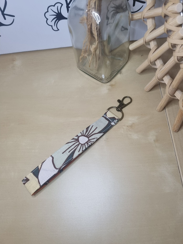 Dragonne fleurs vintage Vert avec mousqueton cuivré