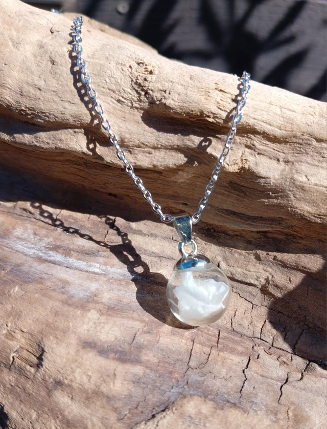 Collier chaîne et sphère en verre avec hortensia blanc 