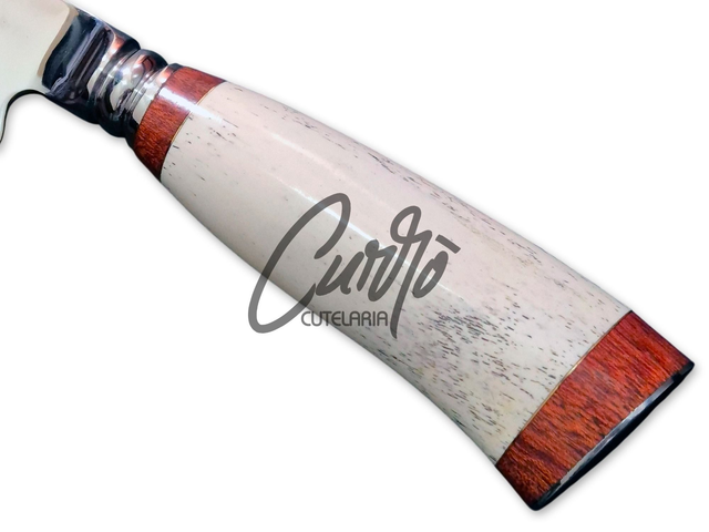 Faca Forjada Criolla Elmo Aço Inox Dorso Liso Cabo em Canela de Avestruz e Madeira de Muirapiranga 10 Pol