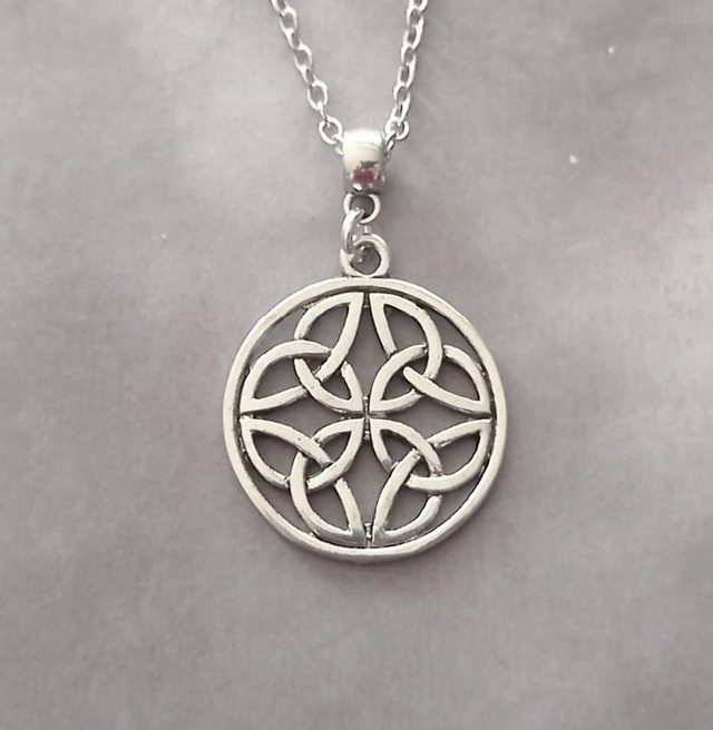Circular Celtic Knot Necklace 
