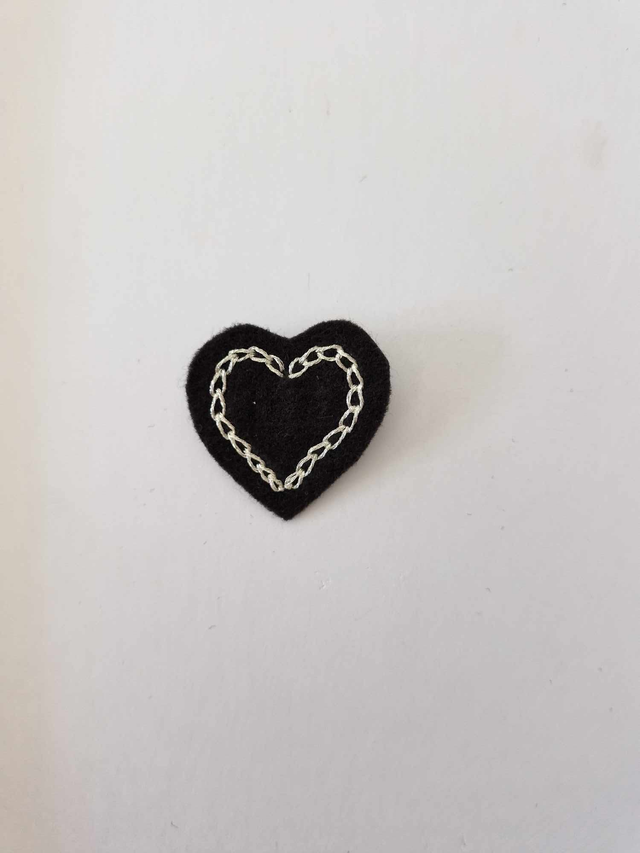 Broche coeur chainette