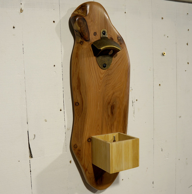 Décapsuleur mural en Cèdre Rouge