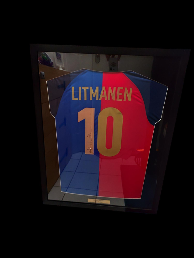 Gesigneerd ingelijst FC Barcelona shirt – Jari Litmanen