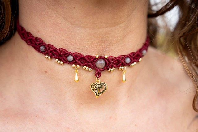 Ras de cou micro-macramé bordeaux et Pierre de Lune