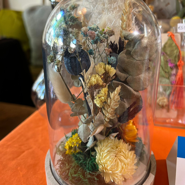 Larger size poppy head and helichrysum glass dome