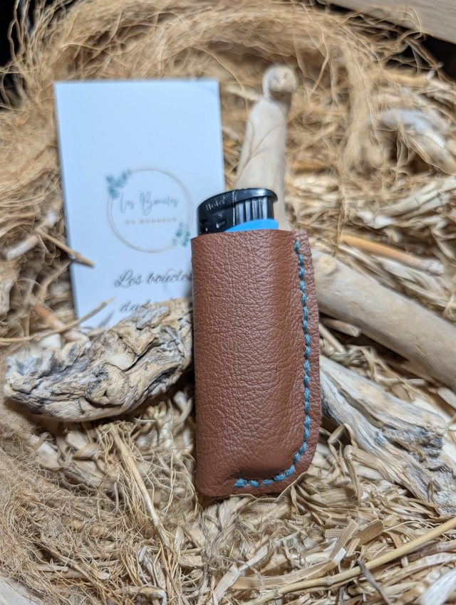 Étui à briquet marron couture verte