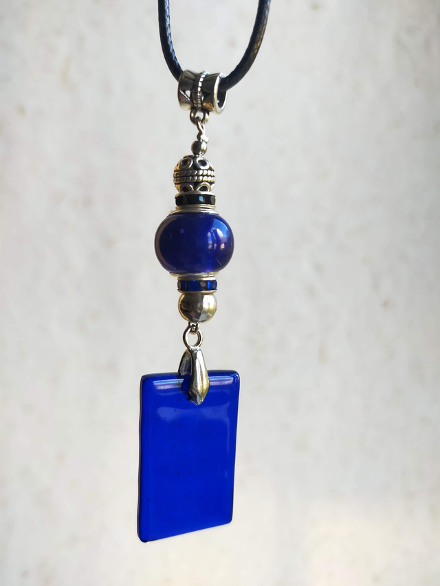 Pendentif en verre bleu saphir semi transparent et chaîne en coton ciré noir. 