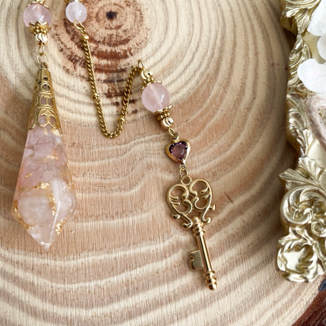 Grand pendule divinatoire en quartz rose, modèle clef
