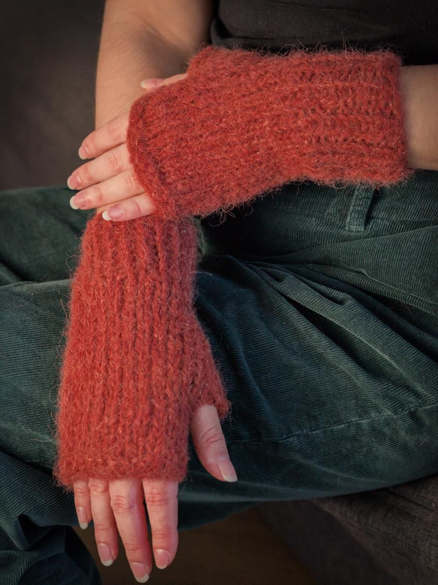 Mitaines en laine d&#039;alpaga et soie rouille tricotée à la main en France 