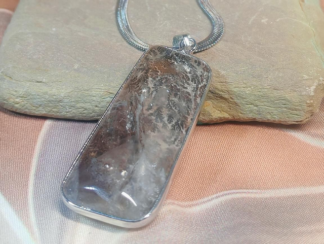 Pendentif quartz dendritique trapèze, cerclé acier