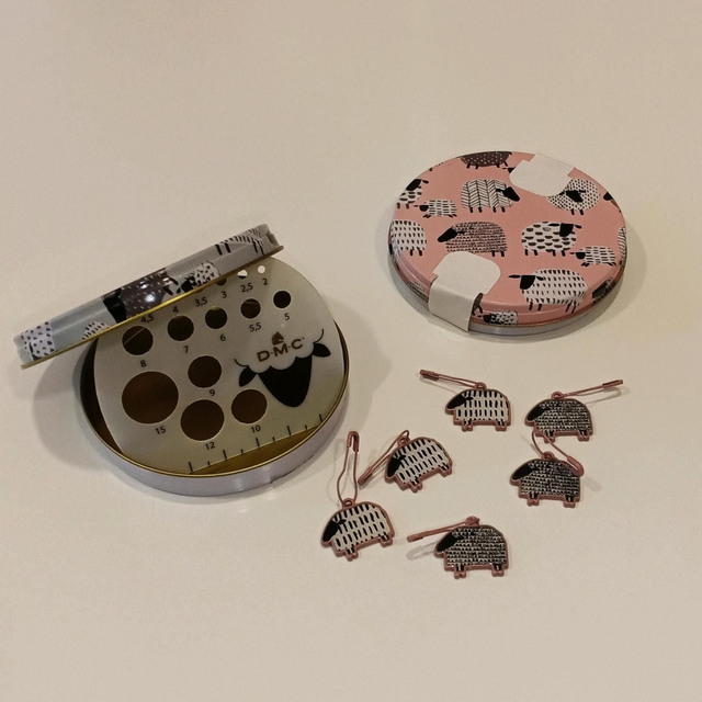 Caja metálica gris con 8 marcadores ovejas